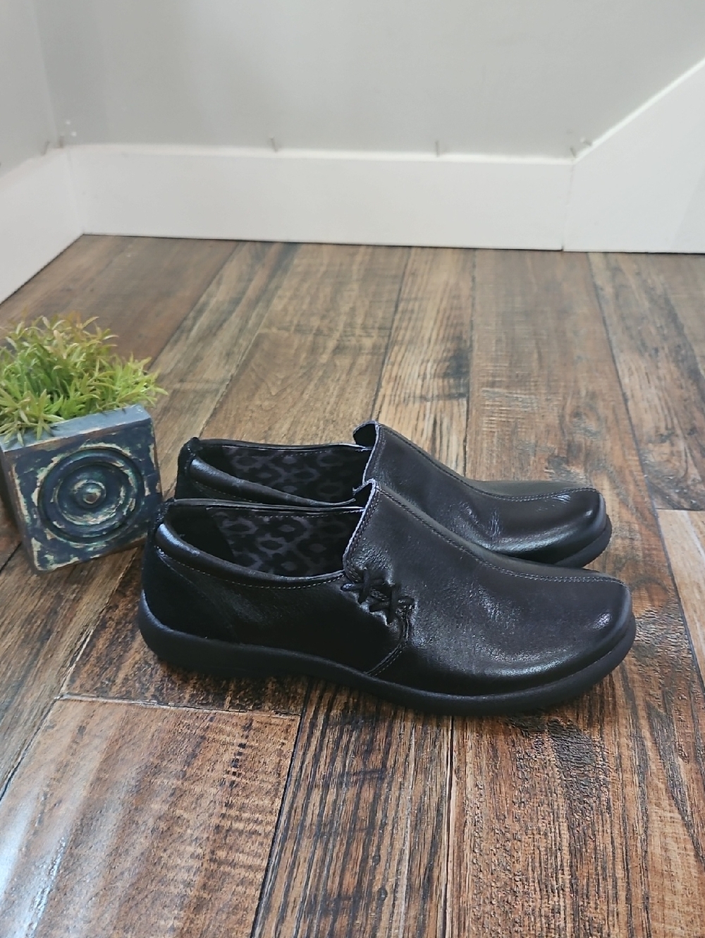 Abeo Black Leather‎ Women's Slip-On Comfort Loafers